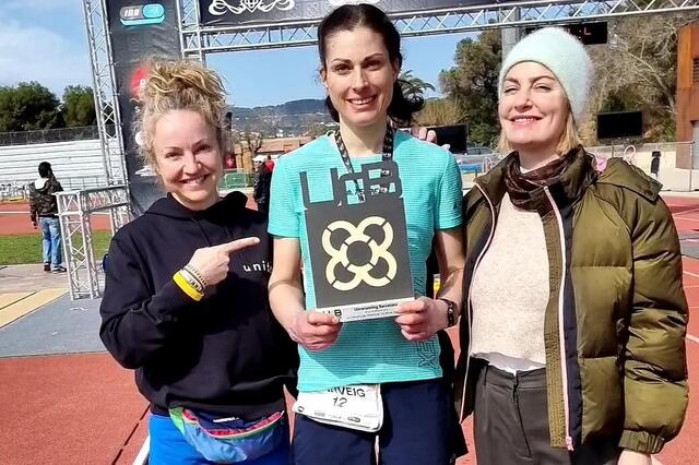 Ranveig Hansen (midten) imponerte ved å løpe 230,712 km på 24-timersløp i Barcelona. Også Therese Falk (til venstre) deltok, men hun ga seg etter 5 timer pga. akillesproblemer. (Alle foto: privat)