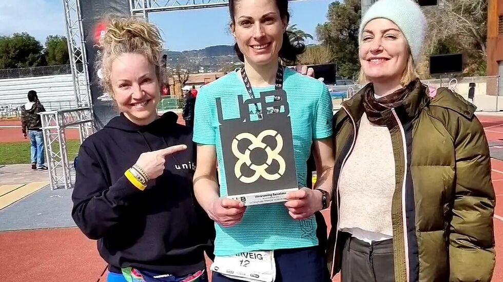 Ranveig Hansen (midten) imponerte ved å løpe 230,712 km på 24-timersløp i Barcelona. Også Therese Falk (til venstre) deltok, men hun ga seg etter 5 timer pga. akillesproblemer. (Alle foto: privat)