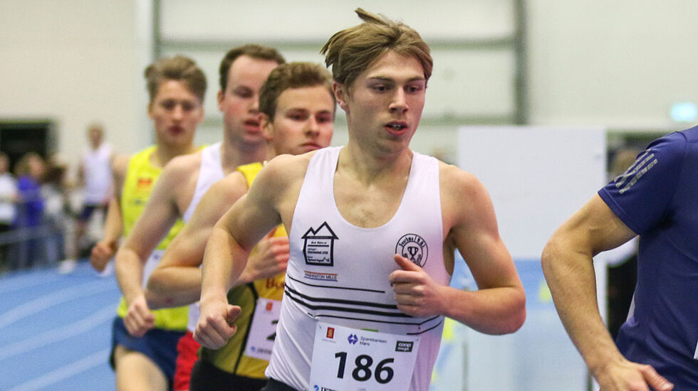 Vegard Warnes under 3000 meter i NM Innendørs i Ulsteinvik i vinter. Han var  var lenge med å prege løpet men måtte nøye seg med 10. plass til slutt. (Foto: Martin Hauge-Nilsen)