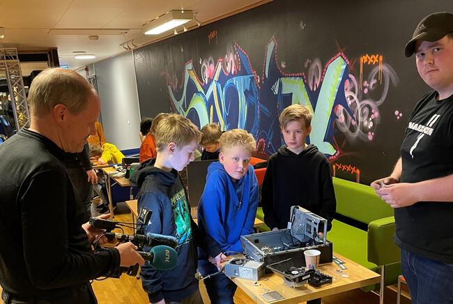 De unge PC-byggerne ble intervjuet av Morten Karlsen fra NRK.