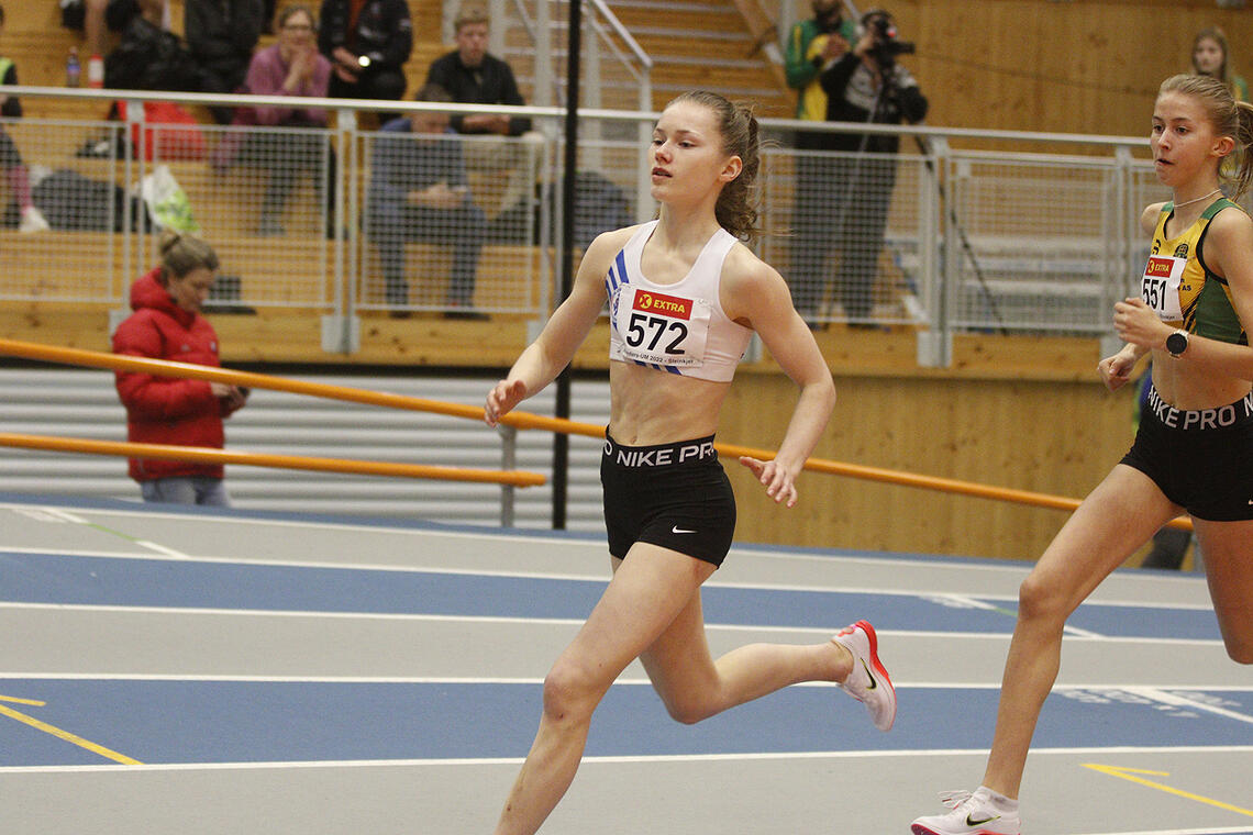 Marte Hovland vinner 1500 meter i klasse J-17. (Alle foto: Vestpress)