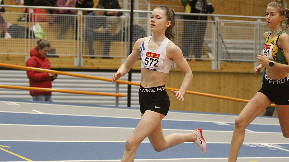 Marte Hovland vinner 1500 meter i klasse J-17. (Alle foto: Vestpress)
