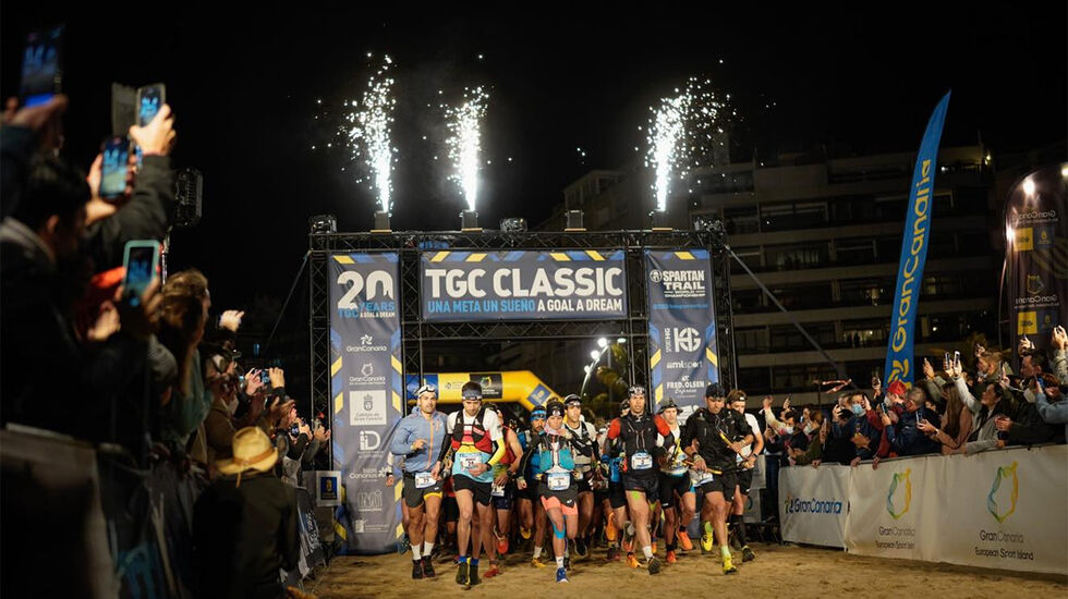 Feltet på den lengste distansen, Classic på 128 km med 7000 høydemeter, legger av gårde. (Foto: arrangøren) 