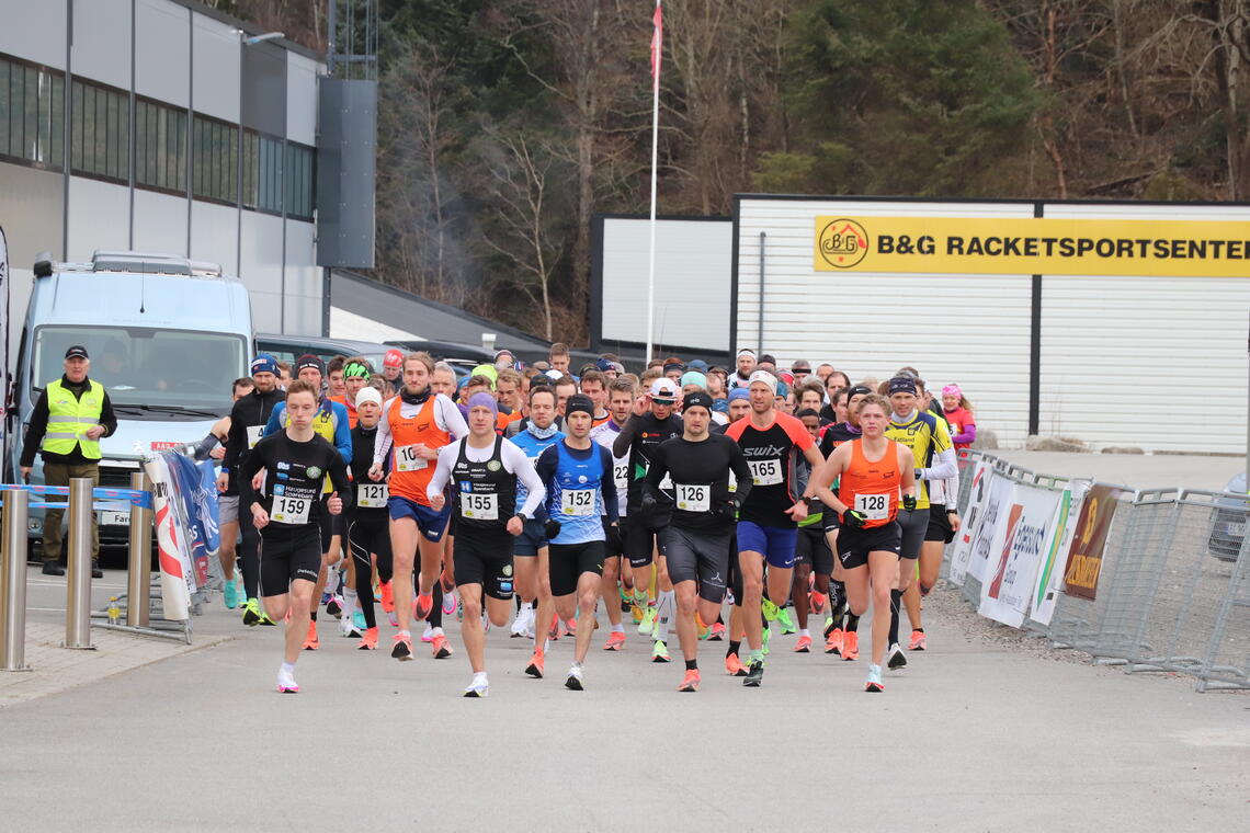 Starten på halvmaraton. (Foto: Dalane Tidende)