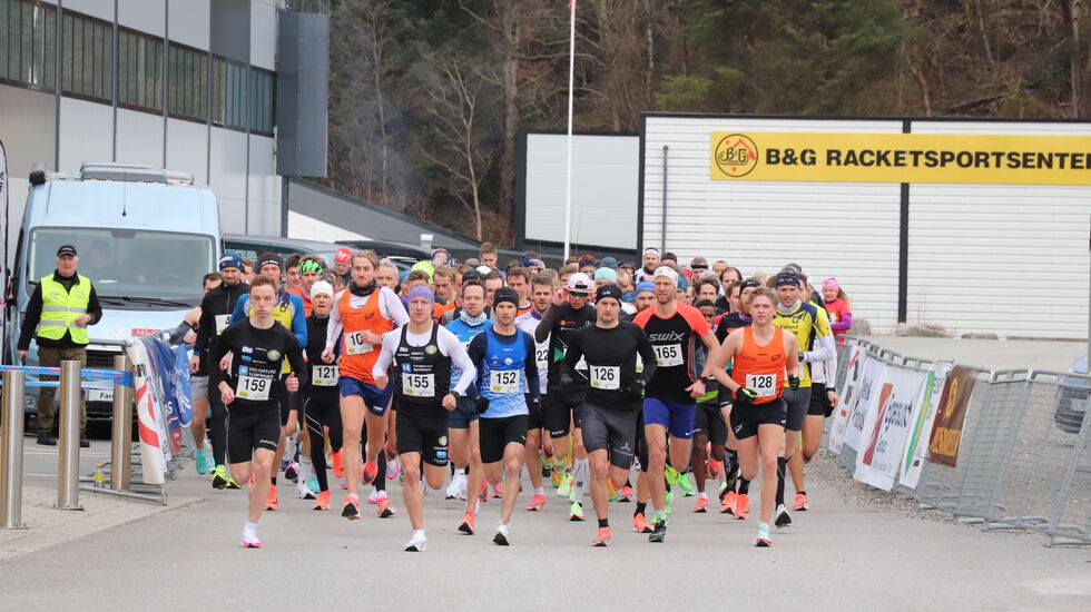 Starten på halvmaraton. (Foto: Dalane Tidende)