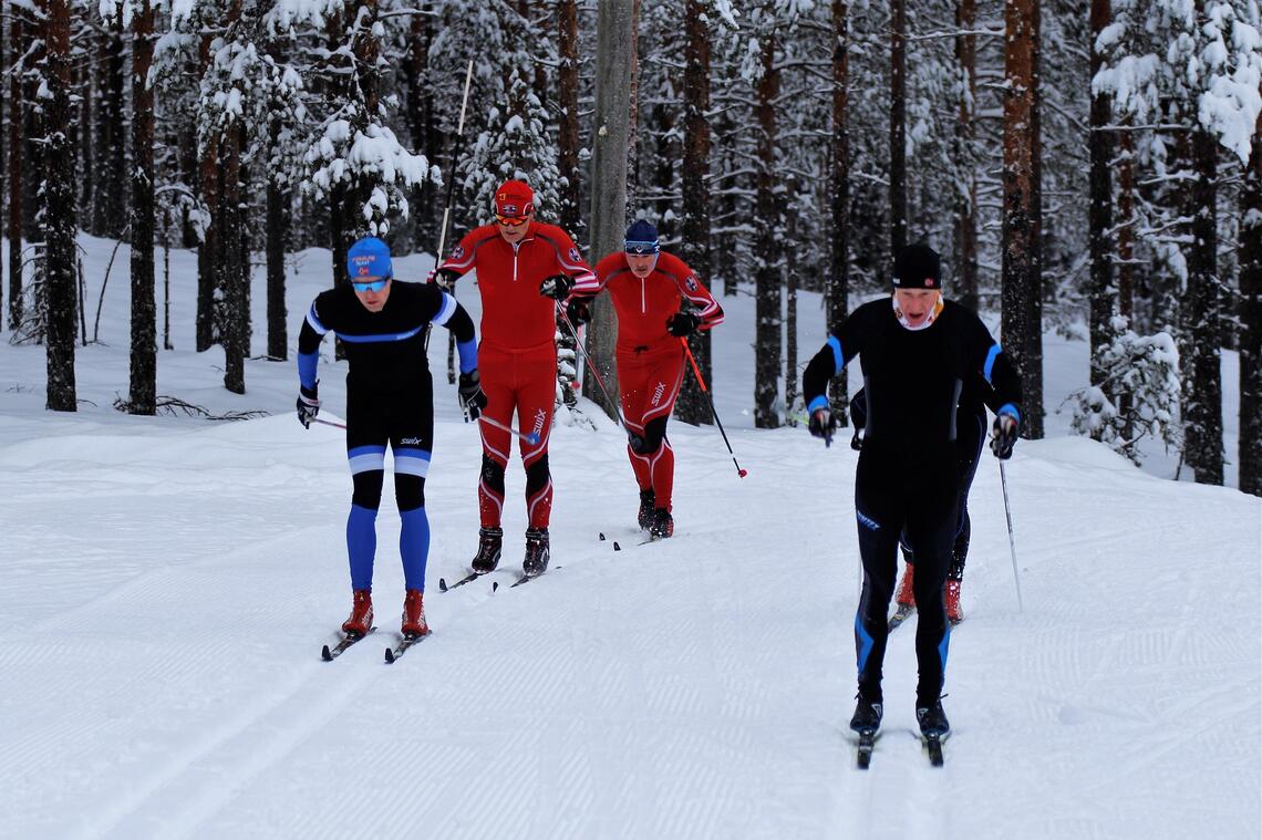 Amund Sigstad (til venstre) med flere drar i gang en ny utgave av Tour de ski i Elverum. (Foto: Sigurd Westgård)