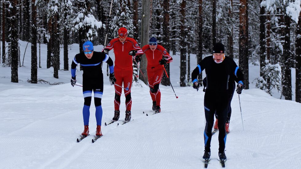 Amund Sigstad (til venstre) med flere drar i gang en ny utgave av Tour de ski i Elverum. (Foto: Sigurd Westgård)