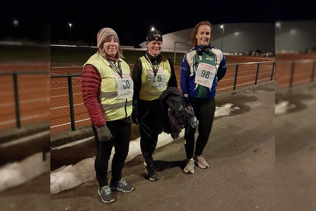 Tre blide kvinner på Vinterkarusellen på kvinnedagen 8. mars 2022. F.v. Anne Fredheim Magnussen, Anne Christin Børsheim og Elisabeth Fosse.