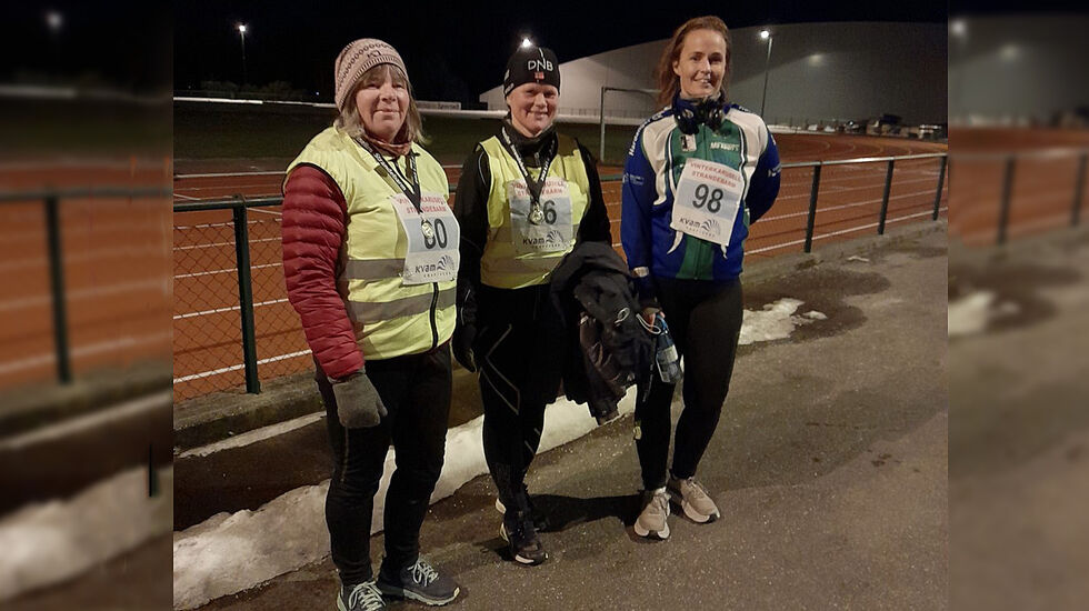 Tre blide kvinner på Vinterkarusellen på kvinnedagen 8. mars 2022. F.v. Anne Fredheim Magnussen, Anne Christin Børsheim og Elisabeth Fosse.
