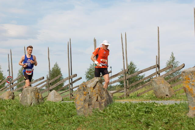 St.Olavsloppet passerer blant annet Stiklestad. Her er det Olav Engen og Ragnar Nygaard som passerer i 2007 - på vei fra Levanger til Åre. (Foto: Arne Brunes)