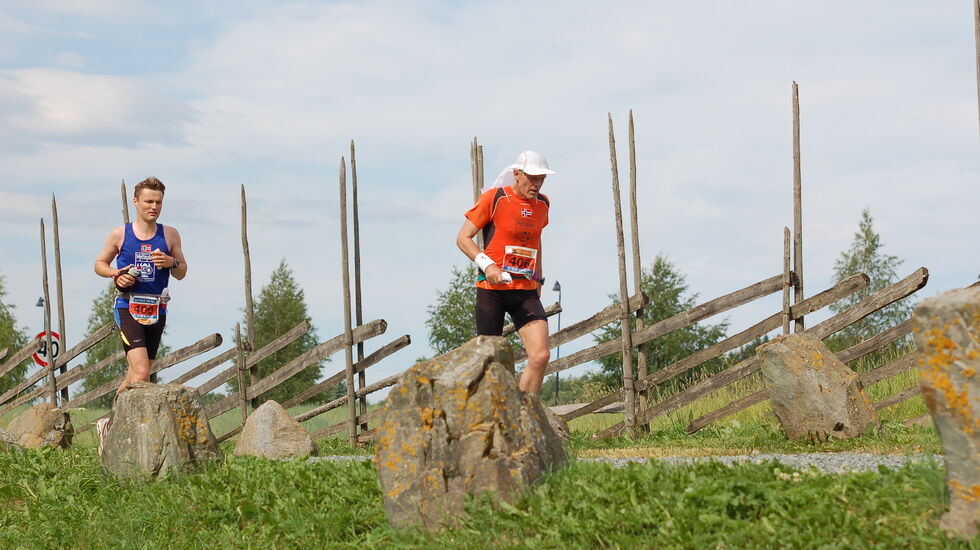 St.Olavsloppet passerer blant annet Stiklestad. Her er det Olav Engen og Ragnar Nygaard som passerer i 2007 - på vei fra Levanger til Åre. (Foto: Arne Brunes)