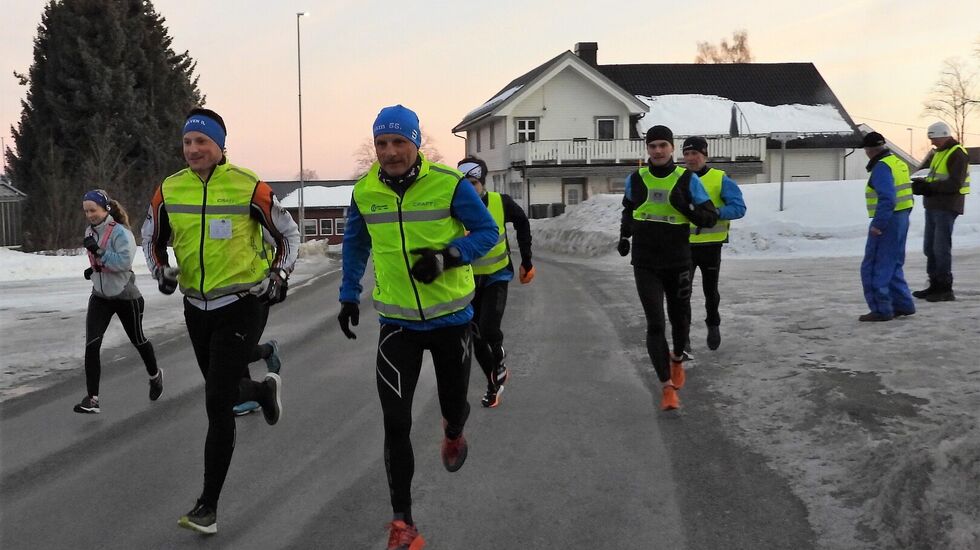 Seks menn og en kvinne la av gårde på Snøkuten på kvinnedagen. (Foto: Stein Arne Negård) 