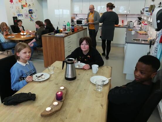 Ved bordet her sitter Jenny (12), Johanne (10) og Faustin (13).