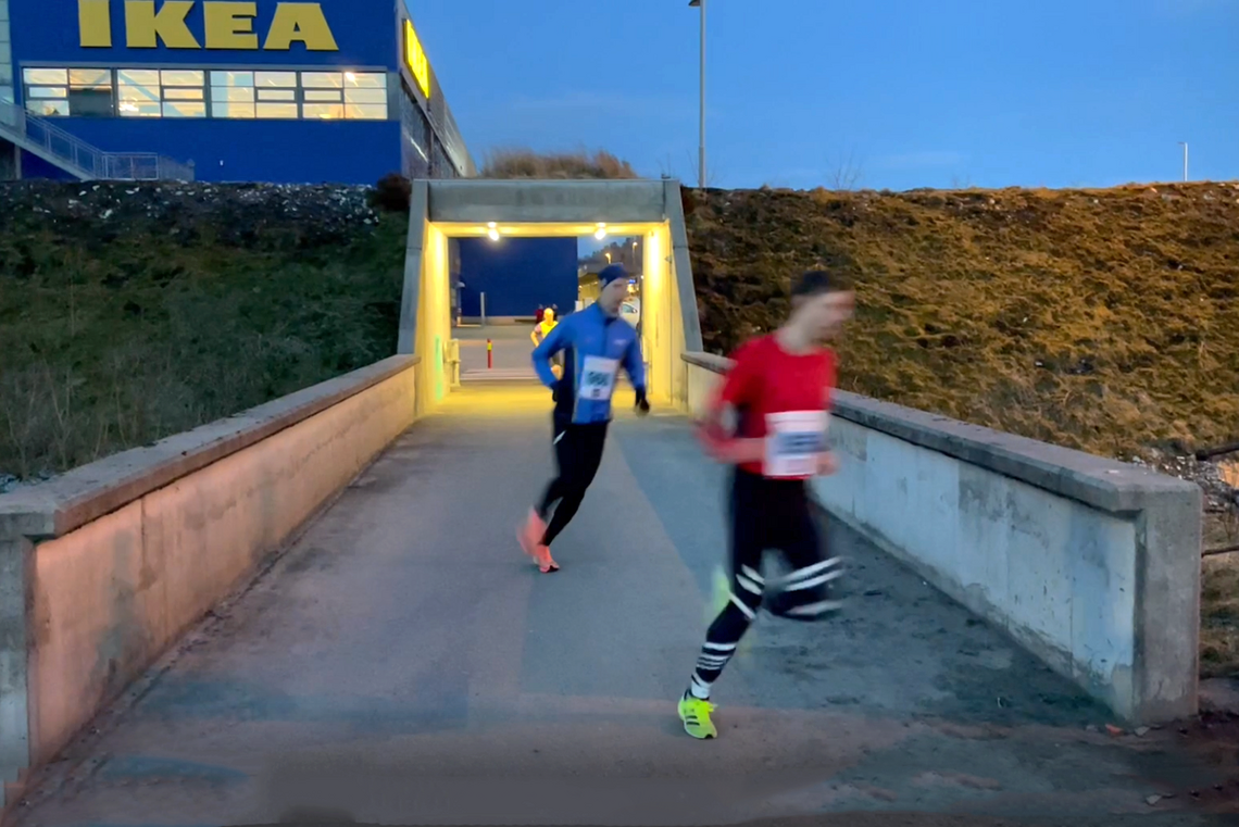 Øystein Aamli har tatt føringen foran Bjørn Rusten Lundberg på 10 km. Her kommer de ut gangbroen fra starten ved IKEA-bygget. (Alle foto: Arne Dag Myking)