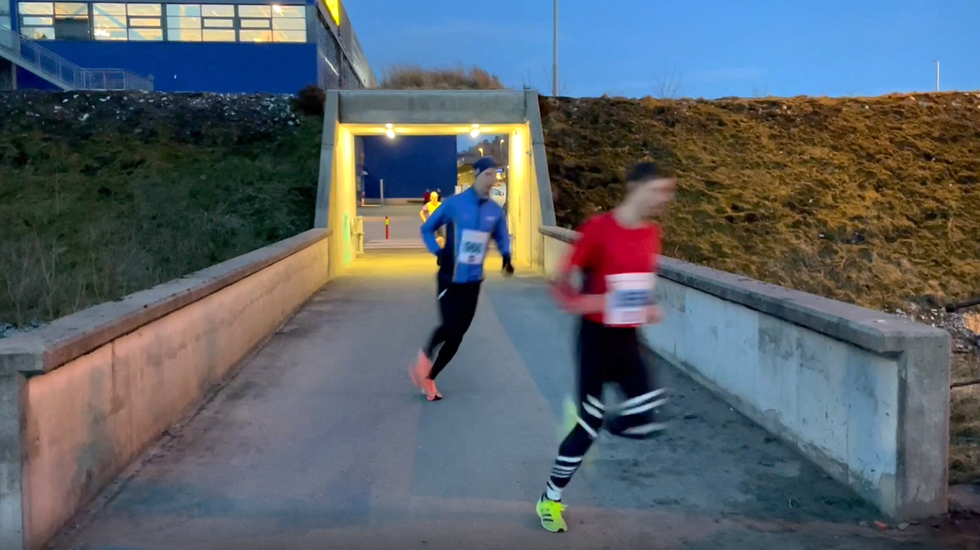 Øystein Aamli har tatt føringen foran Bjørn Rusten Lundberg på 10 km. Her kommer de ut gangbroen fra starten ved IKEA-bygget. (Alle foto: Arne Dag Myking)