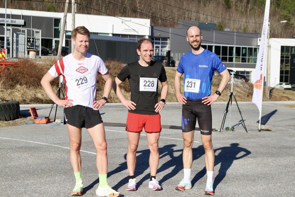 De tre beste herreløperne på 10 km. Fra venstre, Erik Sondre Paulsen (nr.3), Ole Lukkedal (nr.2) og Ole Petter Schmedling (vinner)