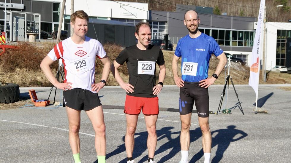De tre beste herreløperne på 10 km. Fra venstre, Erik Sondre Paulsen (nr.3), Ole Lukkedal (nr.2) og Ole Petter Schmedling (vinner)
