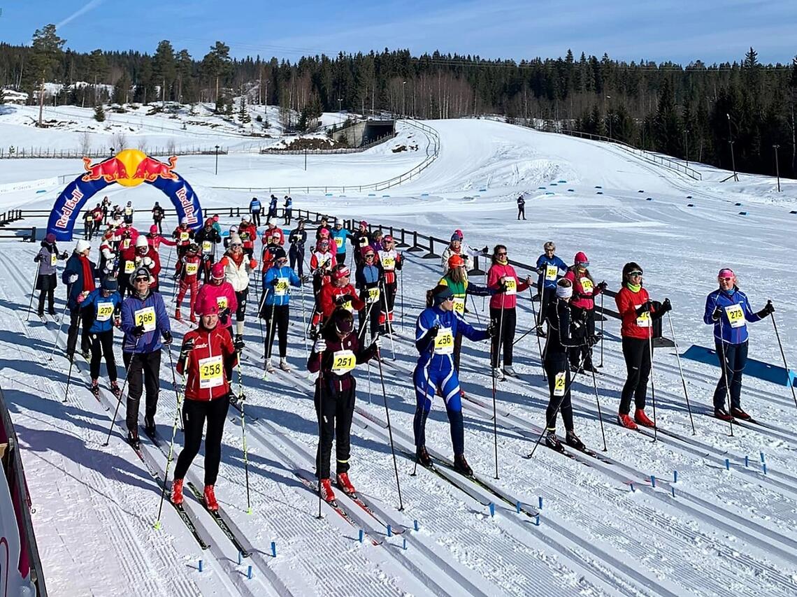 Fra en av startpuljene på den mest populære distansen, 15 km med tid, med 168 fullførende i den velkjente Ingalåmi-runden om Mesnasaga. (Foto fra Ingalåmis facebookside)