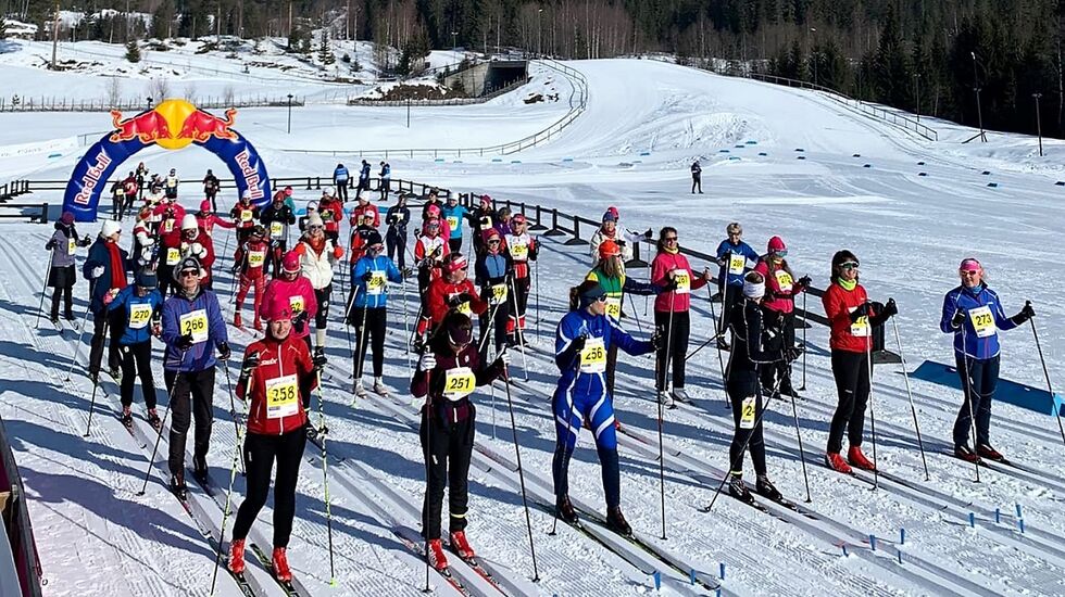 Fra en av startpuljene på den mest populære distansen, 15 km med tid, med 168 fullførende i den velkjente Ingalåmi-runden om Mesnasaga. (Foto fra Ingalåmis facebookside)