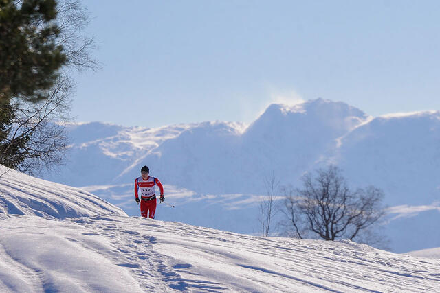 Bjarte Henry Jordal har gjennomført den første sløyfen i Torefjellsrennet. I bakgrunnen ser vi fjellene som omkranser Folgefonna. (Alle foto: Arne Dag Myking)