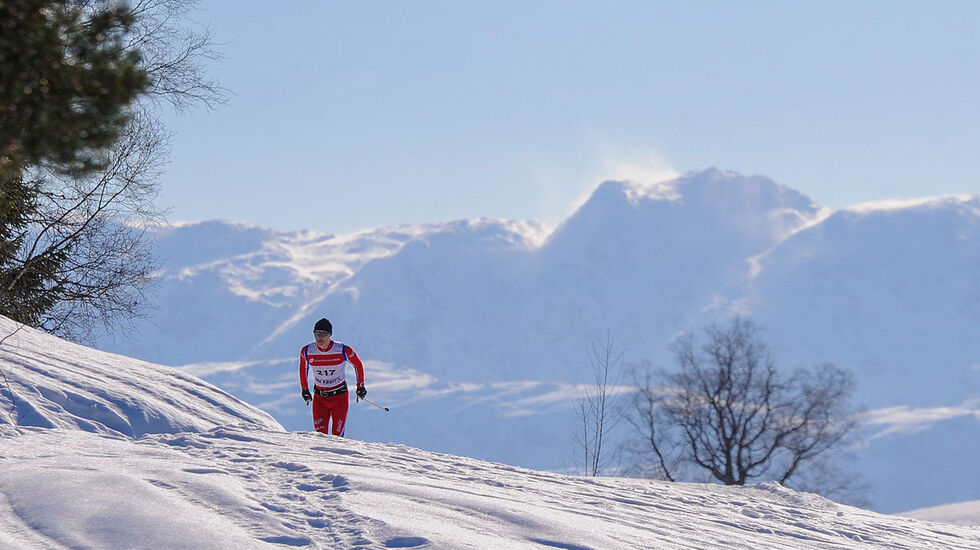 Bjarte Henry Jordal har gjennomført den første sløyfen i Torefjellsrennet. I bakgrunnen ser vi fjellene som omkranser Folgefonna. (Alle foto: Arne Dag Myking)