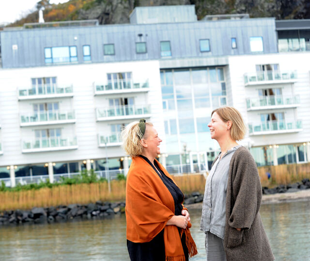 På Holmestrand Fjordhotell har det vært stille i koronatiden. Men på det nyoppussede hotellet har Beate Håvet (t.v.) og Hilde Gunnestad funnet tonen etter de sammen overtok driften av hotellet fra 1. juli 2021.
