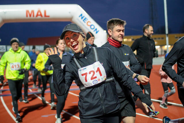 Cecilie Anita Tindeland Higraff tar seg tid til å vinke på vei ut til sin 5 km. (Alle foto: Arne Dag Myking)