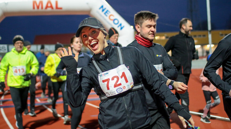 Cecilie Anita Tindeland Higraff tar seg tid til å vinke på vei ut til sin 5 km. (Alle foto: Arne Dag Myking)