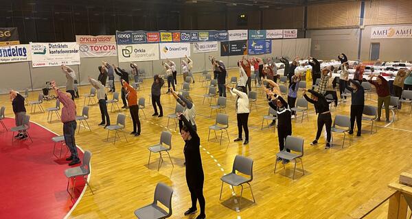 Sterke og stødige pensjonister under jubileumsmarkeringen i Orklahallen høsten 2021. Foto: Orkland kommune/Steinar Larsen