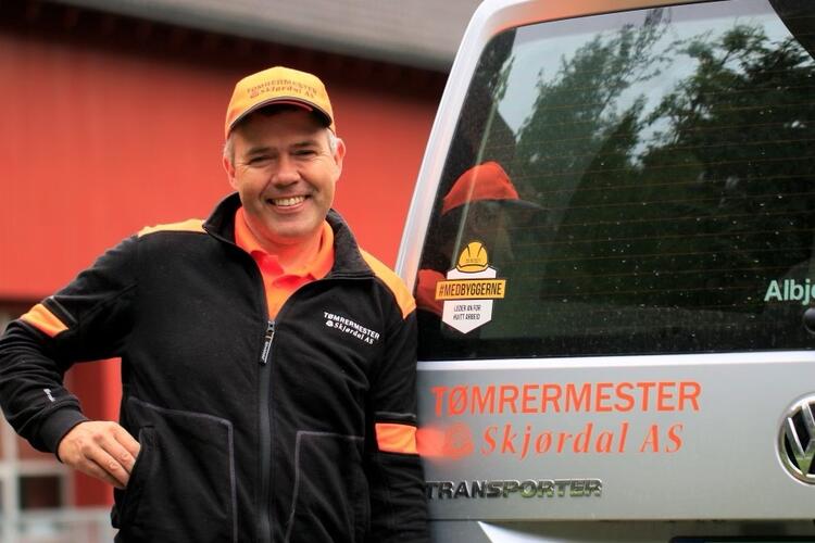 – Garasje- og leddporter kan vi levere etter bedriftenes ønsker og spesifikasjoner til riktig tid, sier Ole Kristian Skjørdal.