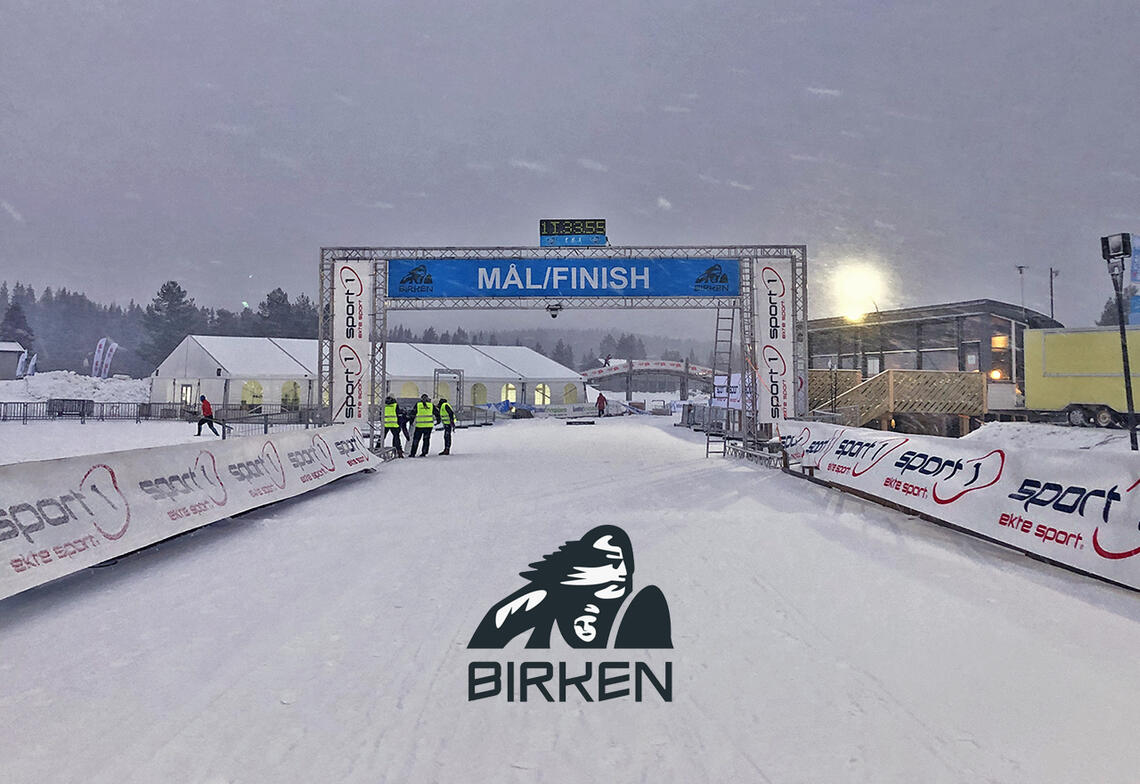 Det jobbes med oppløpet og målseilet på Birkebeineren Skistadion. Det er kvelden før Birken 2022. (Foto: Tom-Arild Hansen)