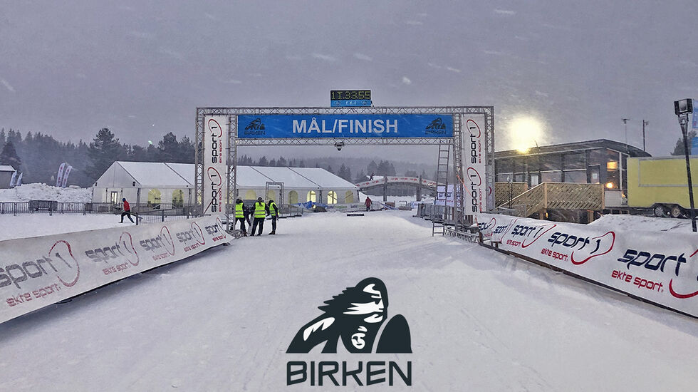 Det jobbes med oppløpet og målseilet på Birkebeineren Skistadion. Det er kvelden før Birken 2022. (Foto: Tom-Arild Hansen)
