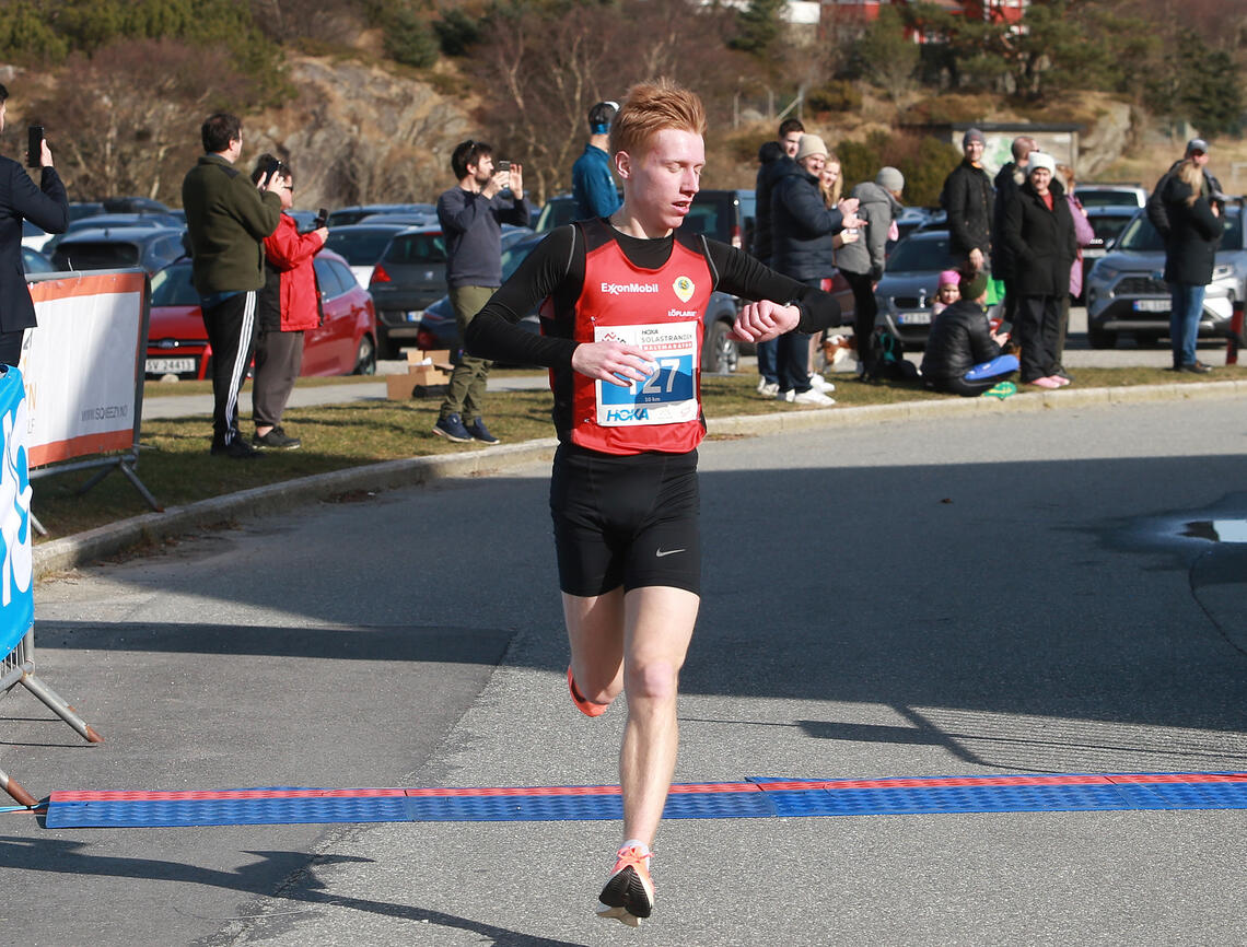Erik Tangen Gundersen vinner 10 km i Solastranden Halvmaraton på ny løyperekord. (Foto: Kjell Vigestad)