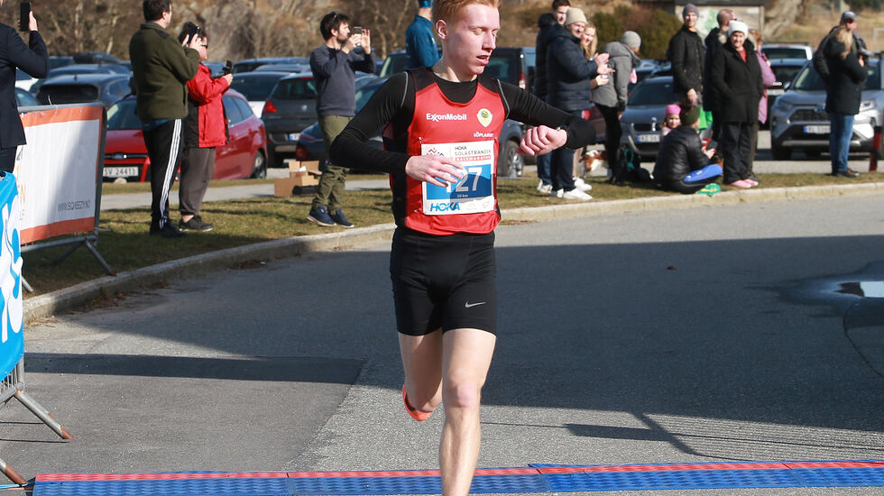 Erik Tangen Gundersen vinner 10 km i Solastranden Halvmaraton på ny løyperekord. (Foto: Kjell Vigestad)