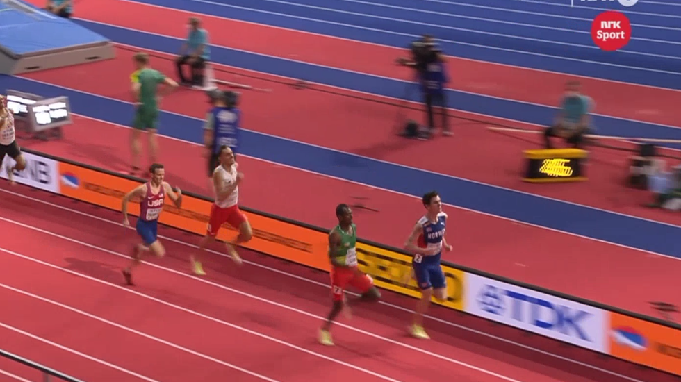 Jakob Ingebrigtsen med full kontroll inn mot mål, og han slapp en løper forbi seg siden det holdt med en andreplass for å gå til finalen. (Skjermprint fra NRK)