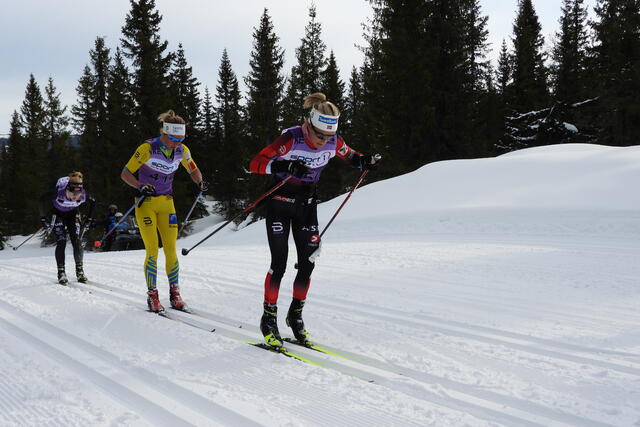 Tett tettrio i Kvarstadlia med Therese Johaug i føringen foran Astrid Øyre Slind og Emilie Fleten. (Foto: Sten Arne Negård)
