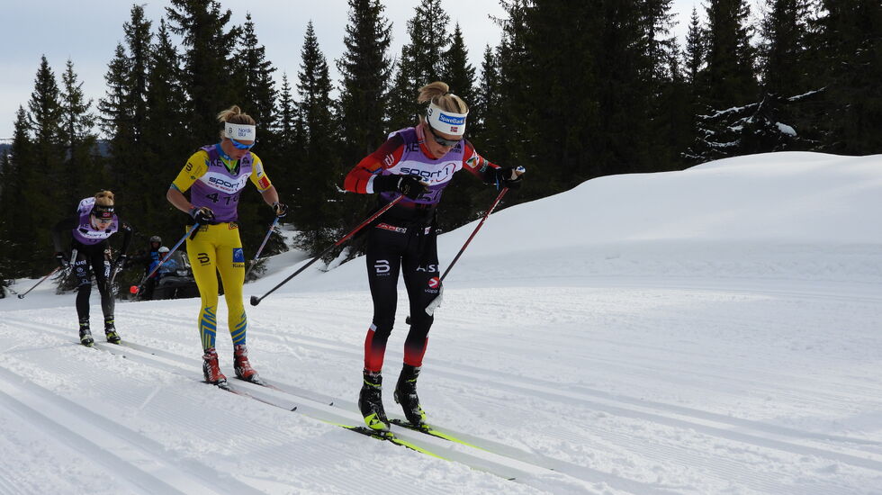 Tett tettrio i Kvarstadlia med Therese Johaug i føringen foran Astrid Øyre Slind og Emilie Fleten. (Foto: Sten Arne Negård)