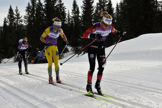 Fra fjorårets Birkebeinerrenn der Astrid Øyre Slind (i midten) spurtslo førende Therese Johaug med Emilie Fleten på 3. plass. (Foto: Stein Arne Negård)