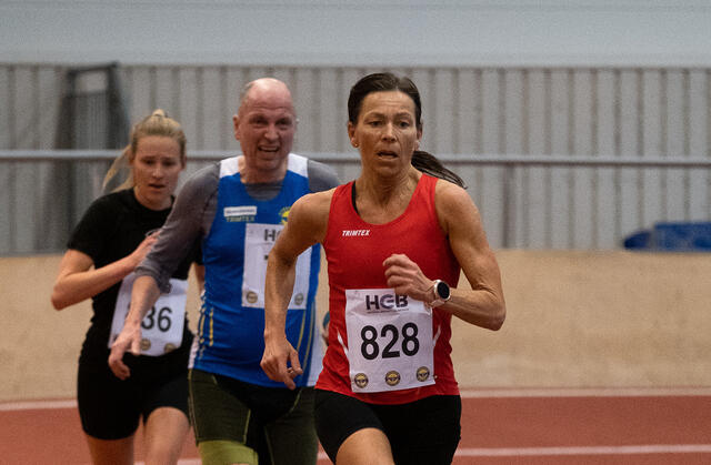 Rannei Sæther (828) satte norsk rekord i klasse 55-59 år og ble nummer to. Kathrine Hovd som her ligger bak, var til slutt 2 sekunder foran og vant løpet. (Foto: Roger Midstraum)