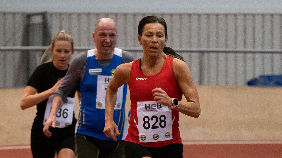Rannei Sæther (828) satte norsk rekord i klasse 55-59 år og ble nummer to. Kathrine Hovd som her ligger bak, var til slutt 2 sekunder foran og vant løpet. (Foto: Roger Midstraum)