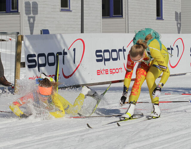 Konnerudjentene Ingrid Katteland Kihle (t.h.) og Julie Fulford kjempet om sølv og bronse i klasse Jenter 16 - et tidel skilte.
