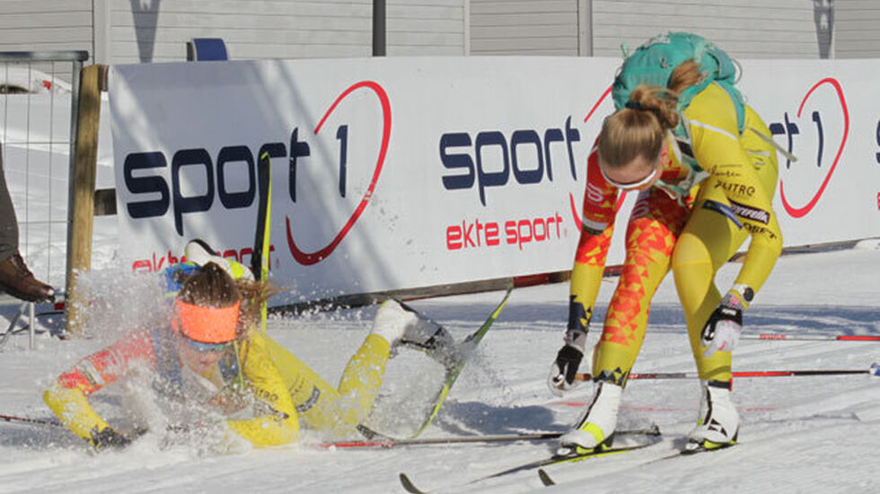 Konnerudjentene Ingrid Katteland Kihle (t.h.) og Julie Fulford kjempet om sølv og bronse i klasse Jenter 16 - et tidel skilte.