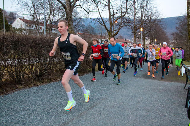 Andreas Austevoll Nødtvedt tar initiativet helt fra start. (Alle foto: Arne Dag Myking)