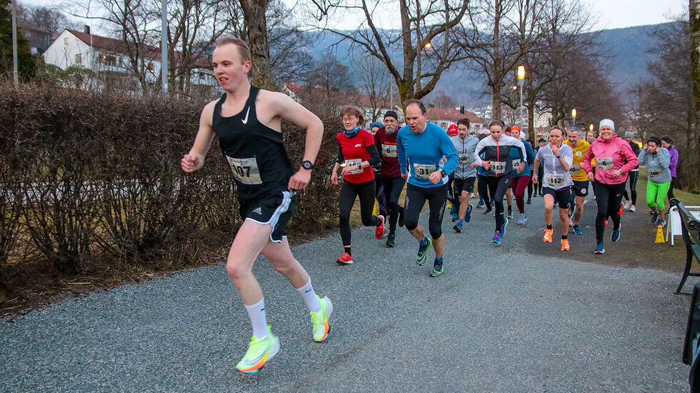 Andreas Austevoll Nødtvedt tar initiativet helt fra start. (Alle foto: Arne Dag Myking)