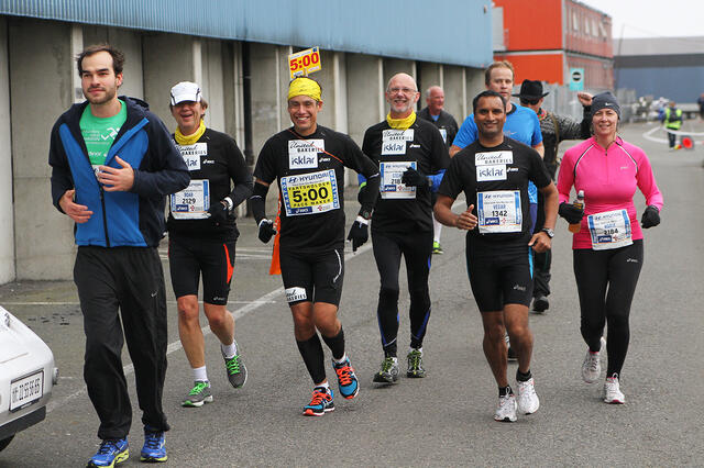 Tim Bennett har flere tiår satt løpeglede og folkehelse ut i praksis. Her ser vi han som fartsholder under Oslo Maraton i 2012. (Foto: Runar Gilberg)