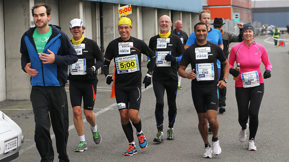 Tim Bennett har flere tiår satt løpeglede og folkehelse ut i praksis. Her ser vi han som fartsholder under Oslo Maraton i 2012. (Foto: Runar Gilberg) 