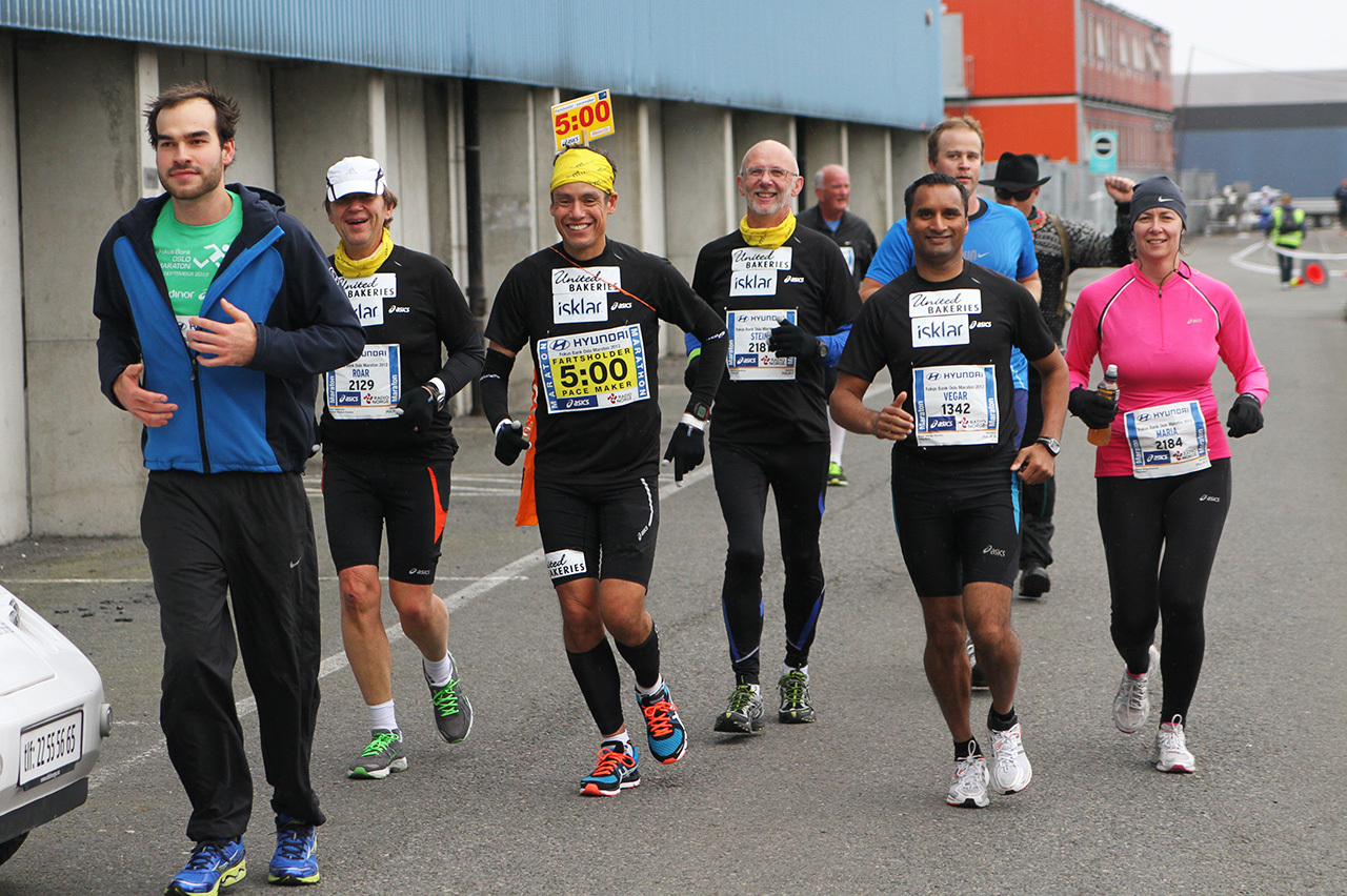 Tim Bennett har flere tiår satt løpeglede og folkehelse ut i praksis. Her ser vi han som fartsholder under Oslo Maraton i 2012. (Foto: Runar Gilberg)