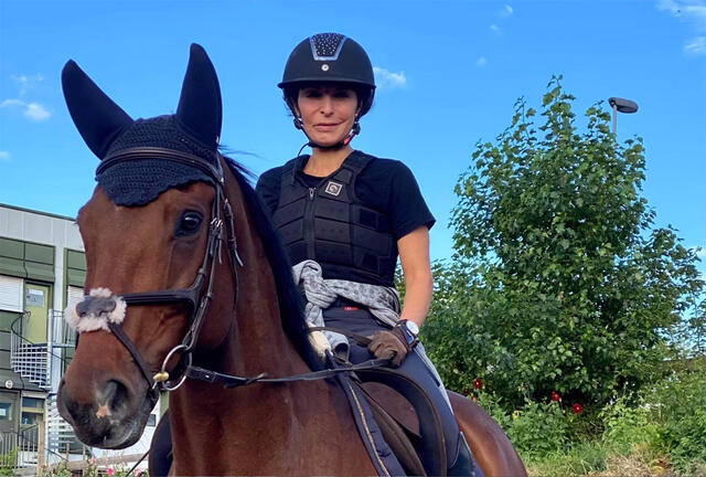Lisa Tønne er en frittalende komiker med hestetekke og mange jern i ilden. Hun drifter en populær podcast på tiende året med Sigrid Bonde Tusvik, planlegger ellevilt jubileumsshow og blir snart å se i Med Monsen på villspor (NRK 1. april). (Foto: privat)