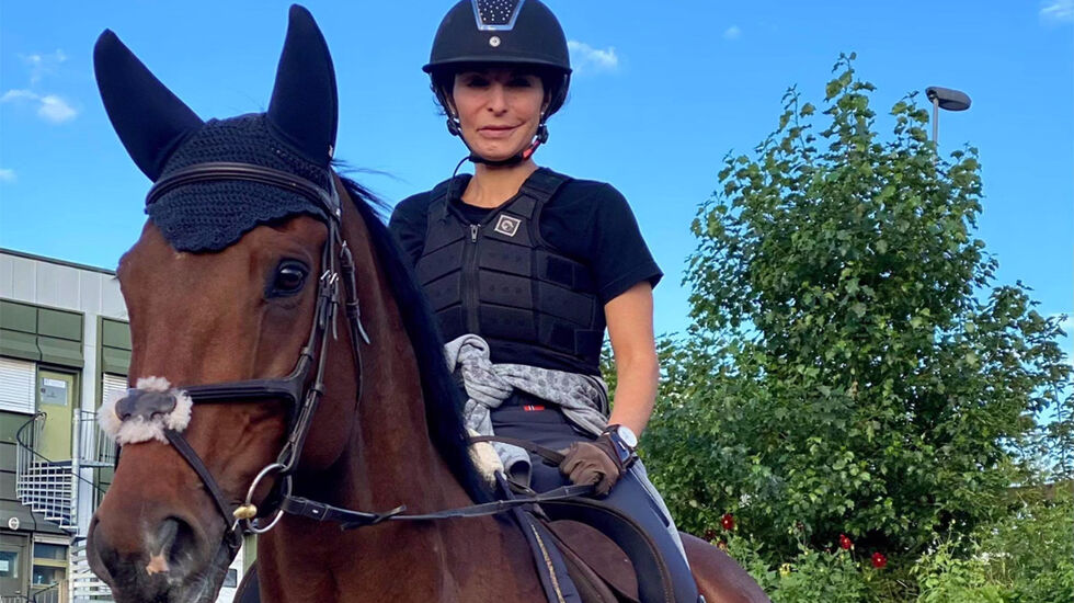 Lisa Tønne er en frittalende komiker med hestetekke og mange jern i ilden. Hun drifter en populær podcast på tiende året med Sigrid Bonde Tusvik, planlegger ellevilt jubileumsshow og blir snart å se i Med Monsen på villspor (NRK 1. april). (Foto: privat)