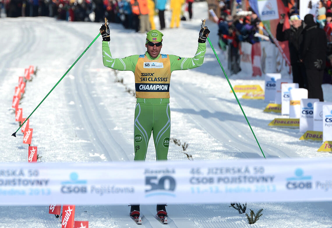 Anders Aukland har hatt en utrolig lang og innholdsrik idrettskarriere. Her ser vi han juble for seier i Ski Classic-rennet Jizerska Padesatka i 2013. (Foto: Jizerská - Ski Classic)
